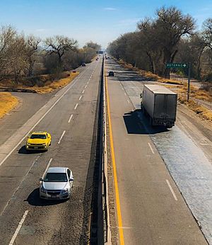 Archivo:Carretera Chihuahua-Delicias pasando por Meoqui.