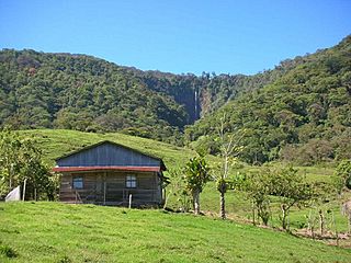 Catarata rio Turrialba en las Faldas del Volcan - panoramio.jpg