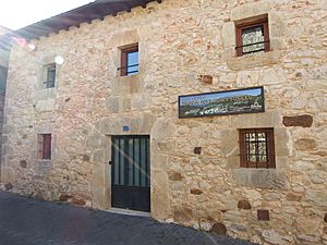 Archivo:Centro de Visitantes de Tejada 5495