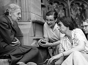 Archivo:Chemist Lise Meitner with students