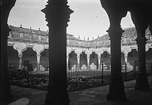 Archivo:Claustre de la Universitat de Salamanca (cropped)