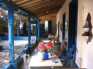 Archivo:Colonial porch