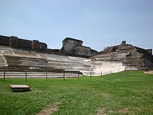 Archivo:Comalcalco.El Palacio y Templo V