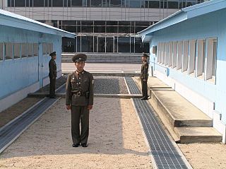 Archivo:DMZ seen from the north, 2005
