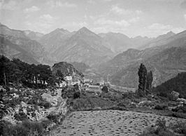 El poble de Tramacastilla amb un camp segat en primer terme i muntanyes al fons (cropped).jpeg