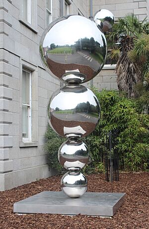 Archivo:Ernest Walton Memorial, Dublin