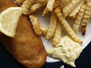 Archivo:Flickr - cyclonebill - Fiskefilet med pommes frites og remoulade