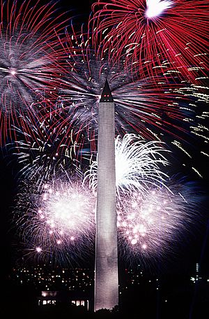 Archivo:Fourth of July fireworks behind the Washington Monument, 1986