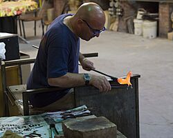Archivo:Glass blowing in the Murano island (14023312236)