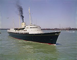 HMY Britannia Windsor 1959 MIKAN 4821455.jpg