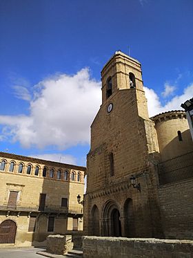 Iglesia de El Salvador (Carcastillo) junto al Palacio Señorial de los Abades de La Oliva.jpg