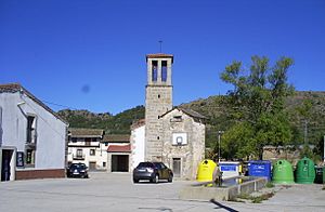 Archivo:Iglesia y ayuntamiento de Vallejera de Riofrío