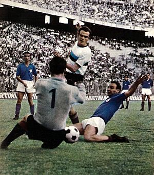 Archivo:Inter Milan v AC Fiorentina - San Siro, 1960s - Sandro Mazzola