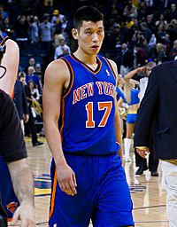 Archivo:Jeremy Lin with the Knicks and reporters