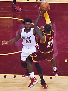 Archivo:Justise Winslow, LeBron James 20151030