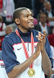 Archivo:Kevin Durant gold medal 2010