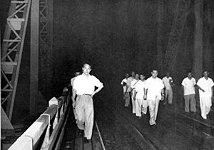 Archivo:Luokou yellow river bridge visit zhou enlai 1958
