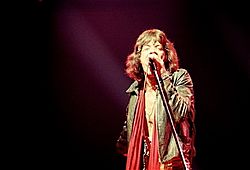 Archivo:Mick Jagger in red