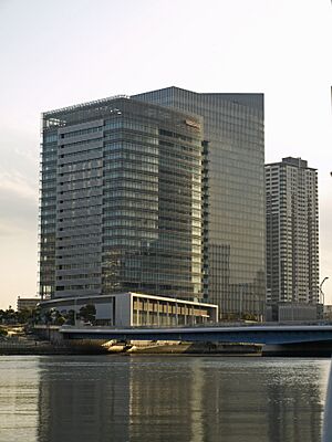 Archivo:Nissan Global Headquarters from a boat