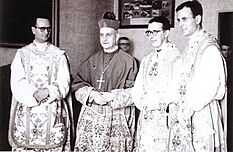 Archivo:Ordenación primeros sacerdotes Opus Dei