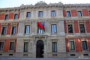 Archivo:Parlamento de Navarra