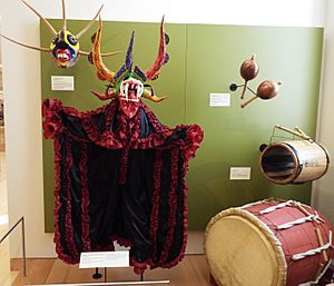 Archivo:Phoenix-Phoenix-Musical Instrument Museum-Vejigante Mask and Costume