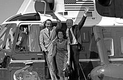 Archivo:President Ford, Senator Robert Dole and Mrs. Elizabeth Dole - NARA - 7027917