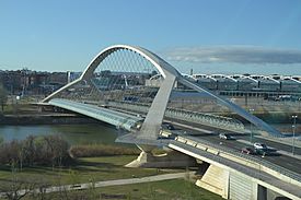 Puente del Tercer Milenio desde el hotel Hiberus, Zaragoza - panoramio.jpg