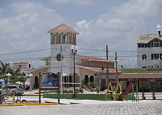 Puerto-Morelos-plaza.jpg