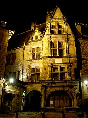 Archivo:Sarlat-medieval-city-by-night-13