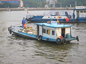 Archivo:Shamian-Pearl-River-Trash-picking-boat-0558