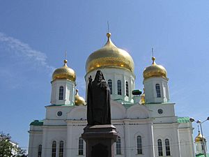 Archivo:Sobor and Monument Dmitry Rostovsky Rostov on Don