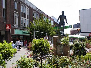 Archivo:Stanley Matthews' statue in Hanley town centre - geograph.org.uk - 519132