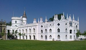 Archivo:Strawberry Hill House from garden in 2012 after restoration