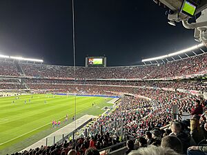 Archivo:The Mas Monumental after its expansion with the new stands directly on the pitch in spring 2023 during a match between River Plate and Unión de Santa Fe
