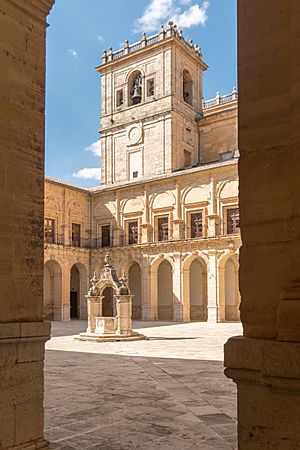 Archivo:Ucles-cloister