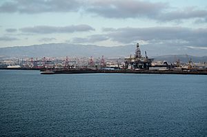 Archivo:View of the Port of Las Palmas from the dock of La Esfinge (2)