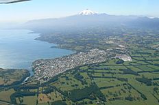Archivo:Villarrica town and volcano