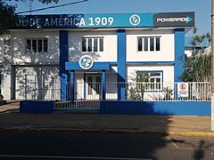 Archivo:Vista exterior de la entrada de la sede del Club Sol del América en el 2020