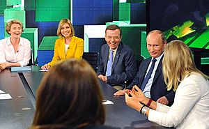 Archivo:Vladimir Putin - Visit to Russia Today television channel 9