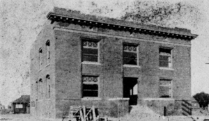Archivo:Watts, California, City Hall under construction,1909