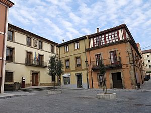 Archivo:131 Plazoleta de la Colegiata (Cimavilla, Gijón), a l'esquerra la Casa de los Nava