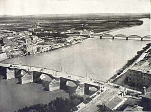 Archivo:1917-10-13, La Esfera, Zaragoza y el Pilar, El puente de piedra y el puente del Pilar, sobre el Ebro, Cepero (cropped)