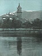1928-02-04, La Esfera, Las bellas perspectivas españolas, El Monasterio del Paular. Y al fondo, las cumbres de Castilla, encaperuzadas por la nieve del invierno, Mendoza Ussía (cropped)