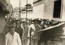 Archivo:1942. Julio, 25. Isaías Medina Angarita en el inicio de la demolición y reconstrucción de El Silencio