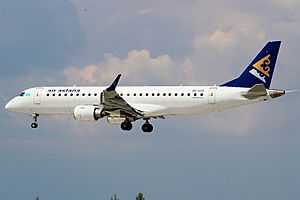 Archivo:Air Astana Embraer 190 landing at Kharkov Airport