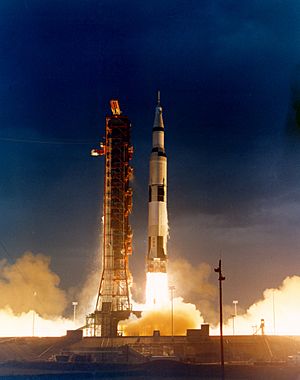 Archivo:Apollo 14 Saturn V climbs