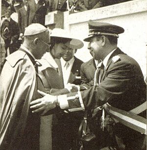 Archivo:Arzobispo monseñor Luis Chavez y González y el presidente Teniente Coronel José María Lémus durante un acto Oficial, 1958