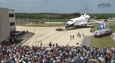 Archivo:Atlantis welcome home ceremony outside the OPF July 22