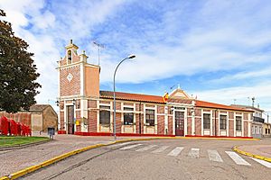 Archivo:Ayuntamiento y torre del reloj de Villaflores